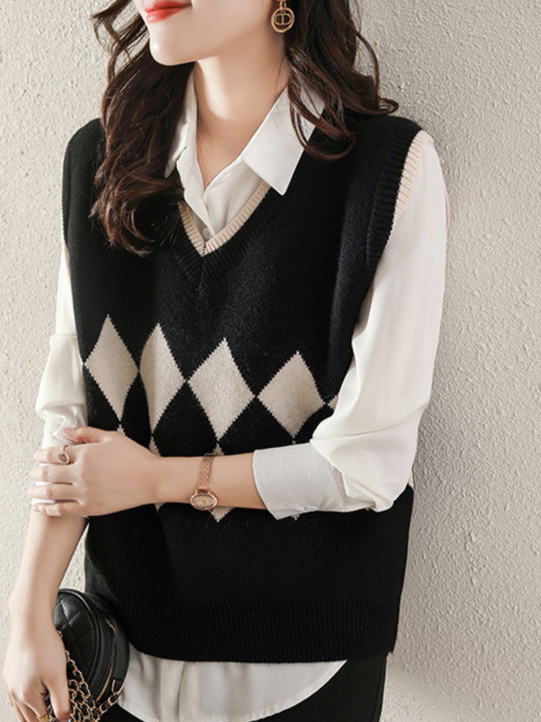 Loose V-neck knitted vest