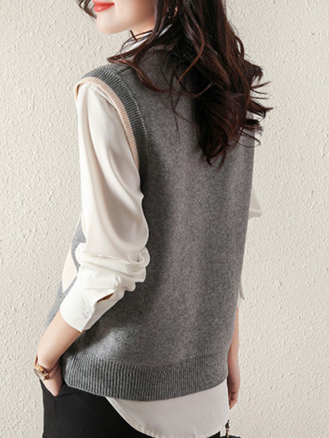 Loose V-neck knitted vest