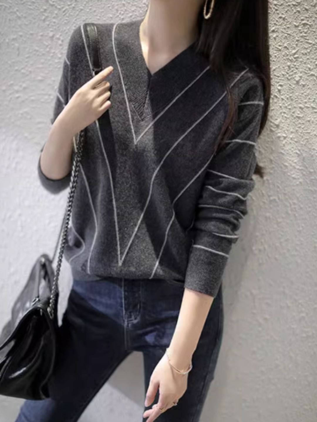 Fashionable V-neck Long-sleeved Sweater