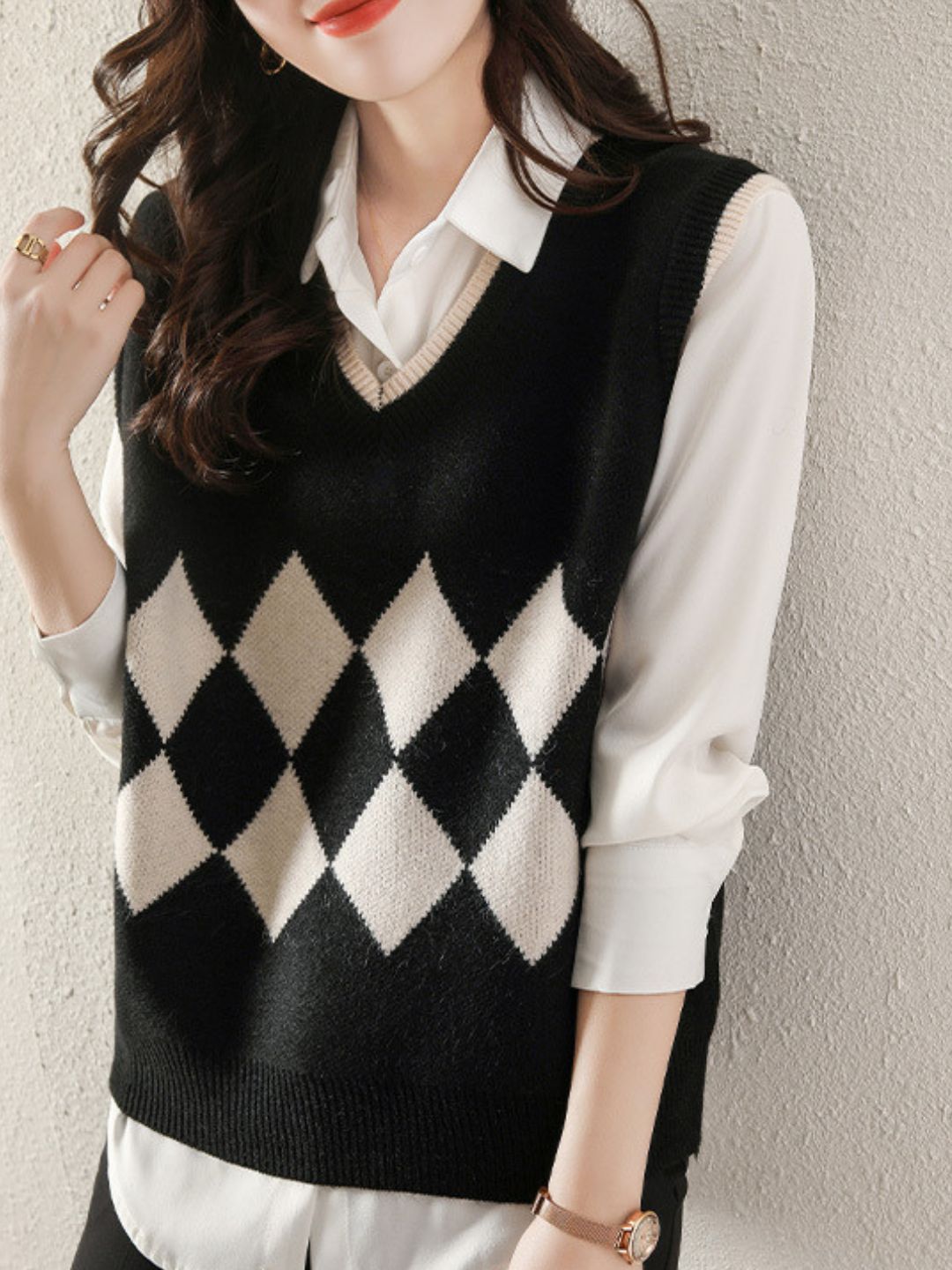 Loose V-neck knitted vest