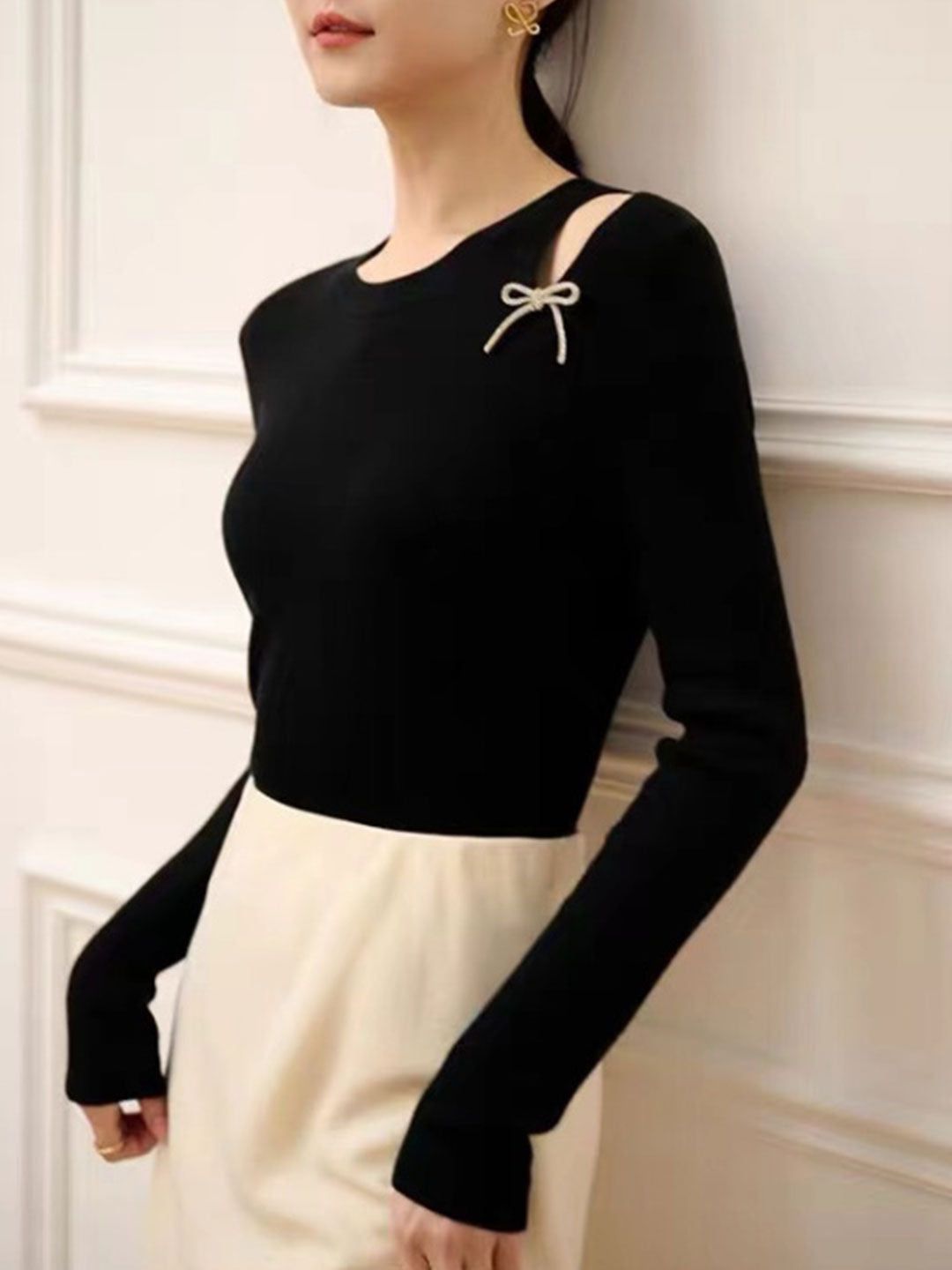 Elegant Off-Shoulder Bow Tie Knitted Sweater