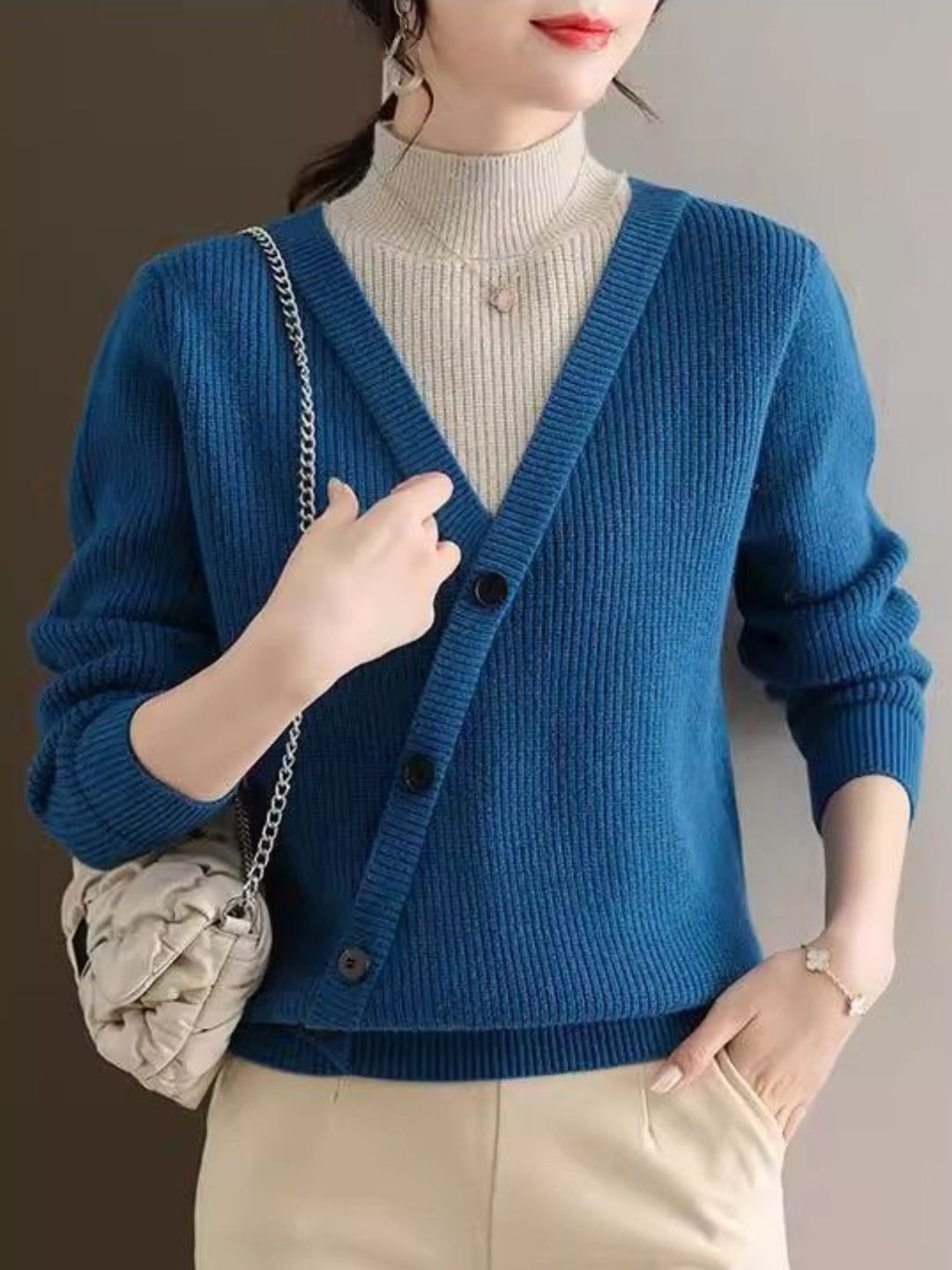 Fake two-piece loose half-high collar sweater